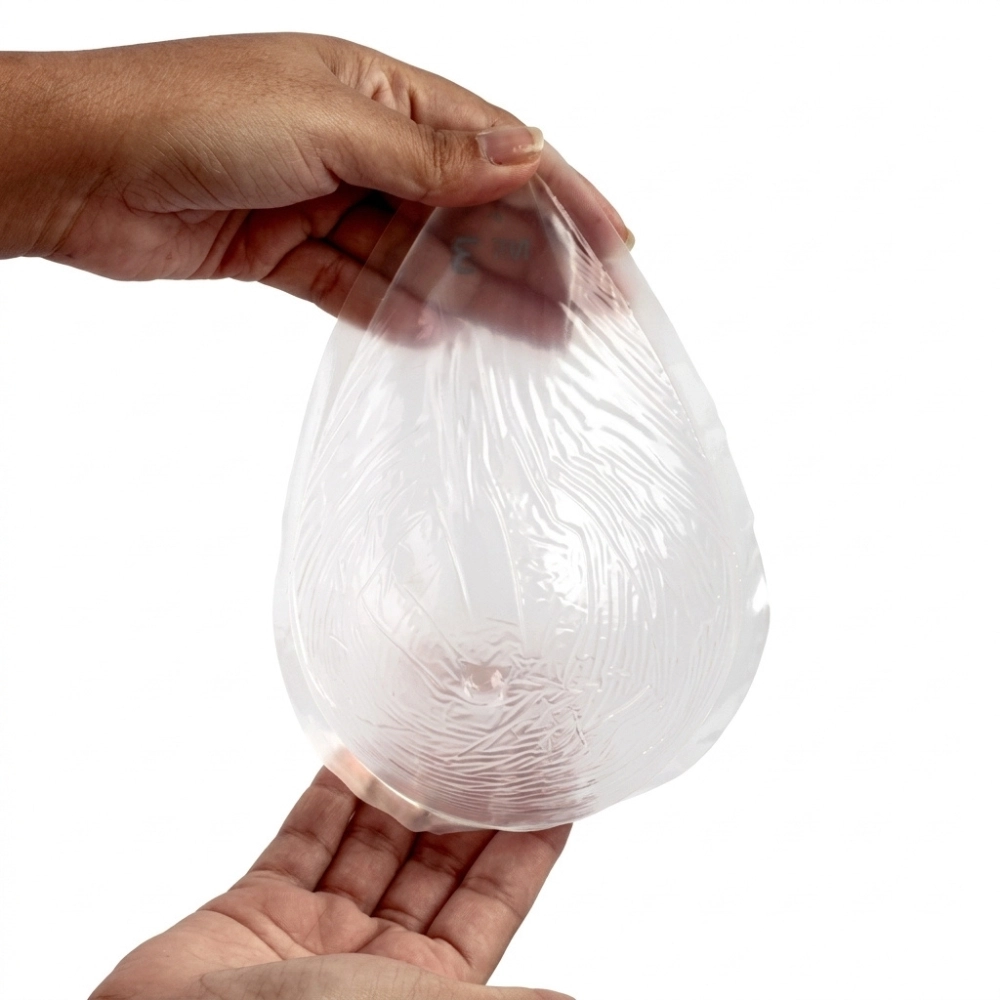 Prótese Mamária Externa de Silicone em Formato de Gota Ortho Pauher, indicada para uso pós-mastectomia, proporcionando adaptação ao corpo, conforto e equilíbrio estético para o dia a dia.