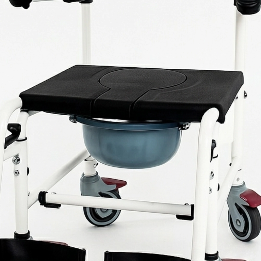 Cadeira de banho branca e preta Mobil Super Soft MBA 004 com assento e encosto acolchoados, rodas pretas e balde coletor.