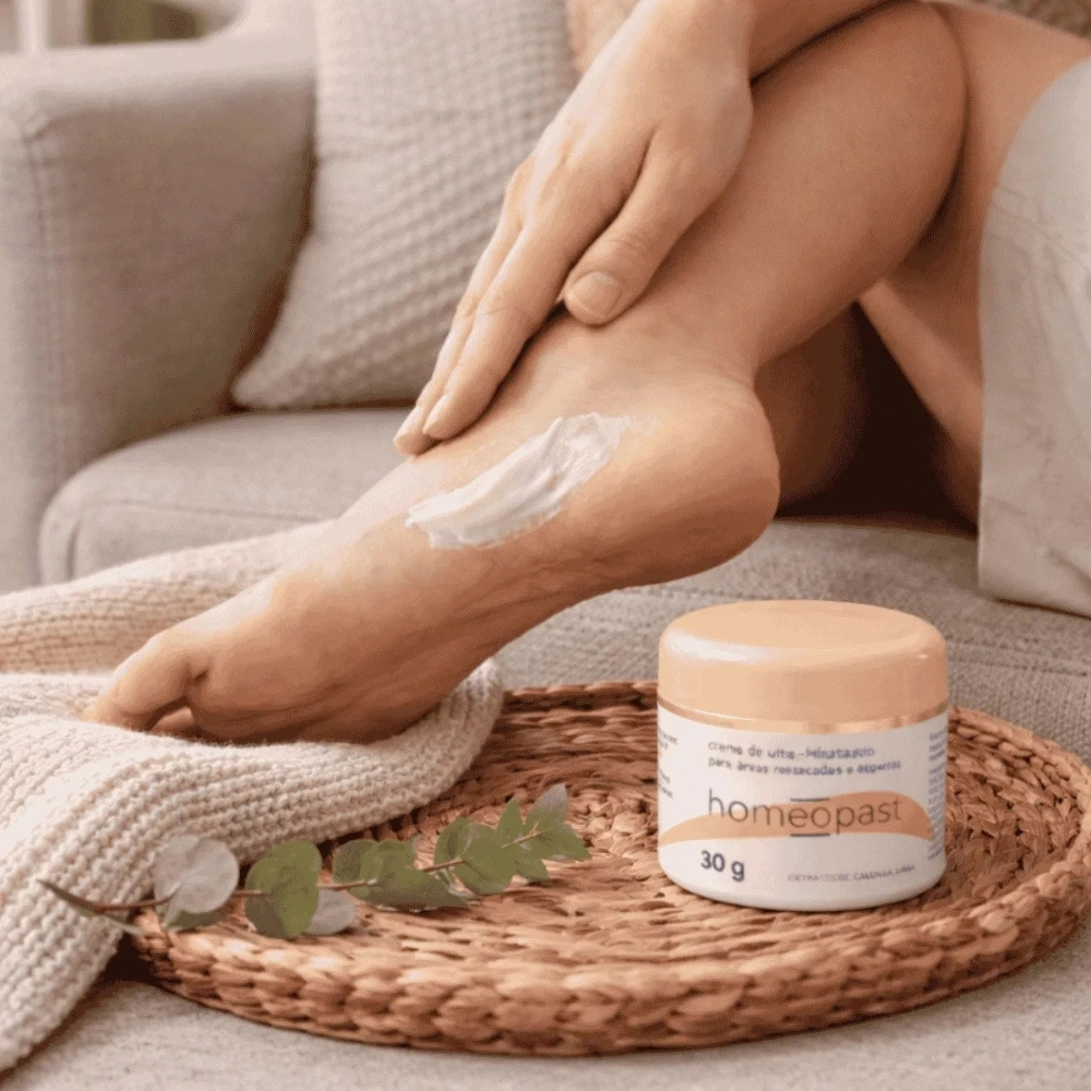 Creme Ultra Hidratante Homeopast 30g, ideal para hidratação intensiva e cuidados diários com a pele, ajudando a manter a pele macia, protegida e bem hidratada.