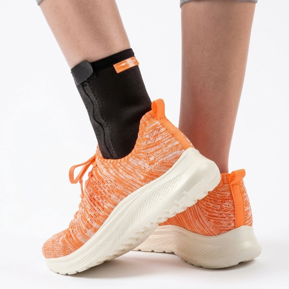 Tornozeleira Ortopédica Hidrolight com Zíper em Neoprene Bilateral, ideal para oferecer suporte e compressão ao tornozelo, auxiliando na estabilidade articular durante atividades físicas, esportes e na rotina diária, com praticidade ao vestir e conforto no uso.