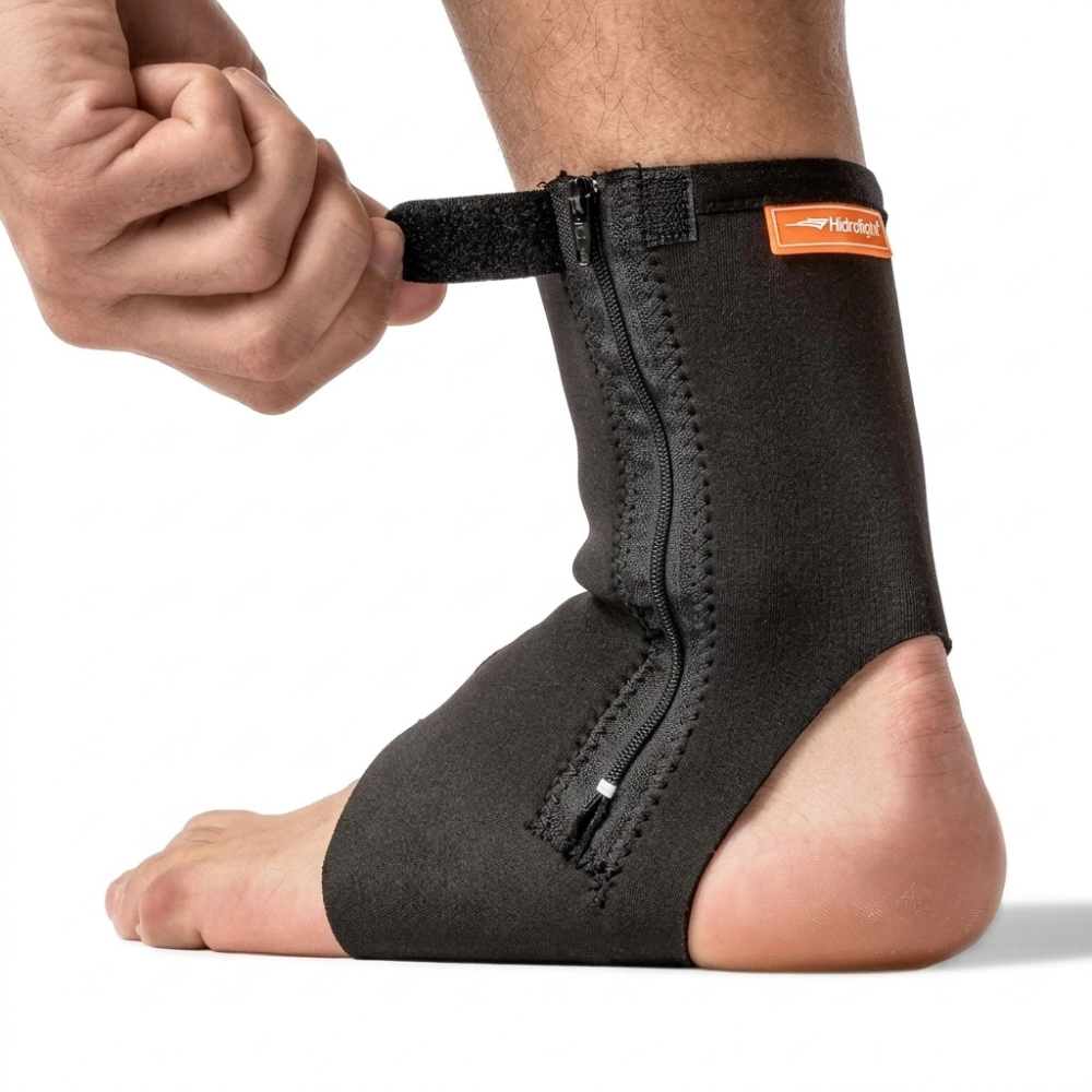 Tornozeleira Ortopédica Hidrolight com Zíper em Neoprene Bilateral, ideal para oferecer suporte e compressão ao tornozelo, auxiliando na estabilidade articular durante atividades físicas, esportes e na rotina diária, com praticidade ao vestir e conforto no uso.